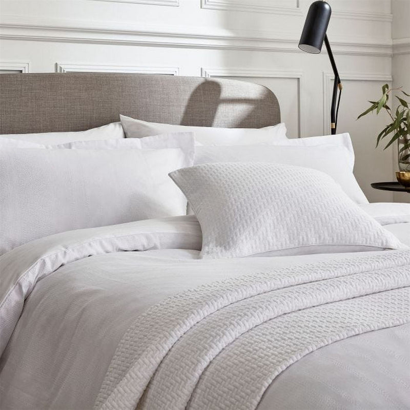 Tenno Plain Dye Seersucker Stripe Bedding in White