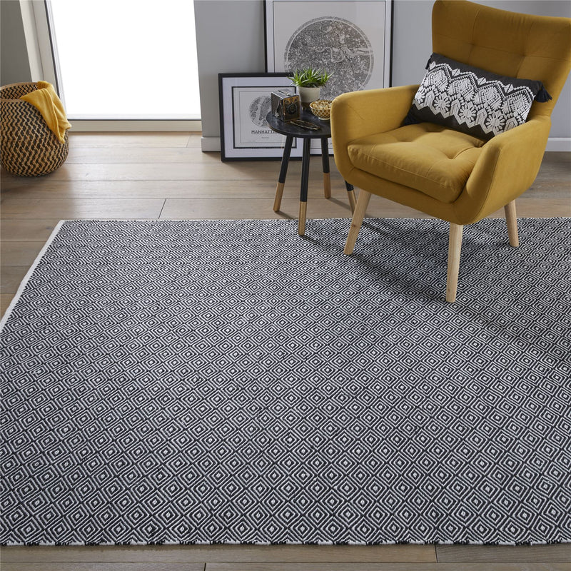 Brittany Diamond Flatweave Indoor Outdoor Rug in Black And White